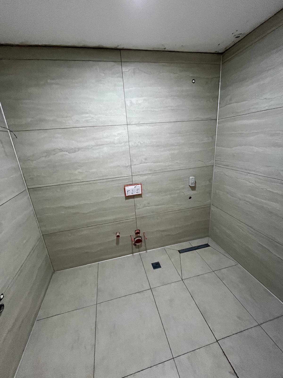 Ahşap desenli banyo seramiği ve gizli ışıklı niş