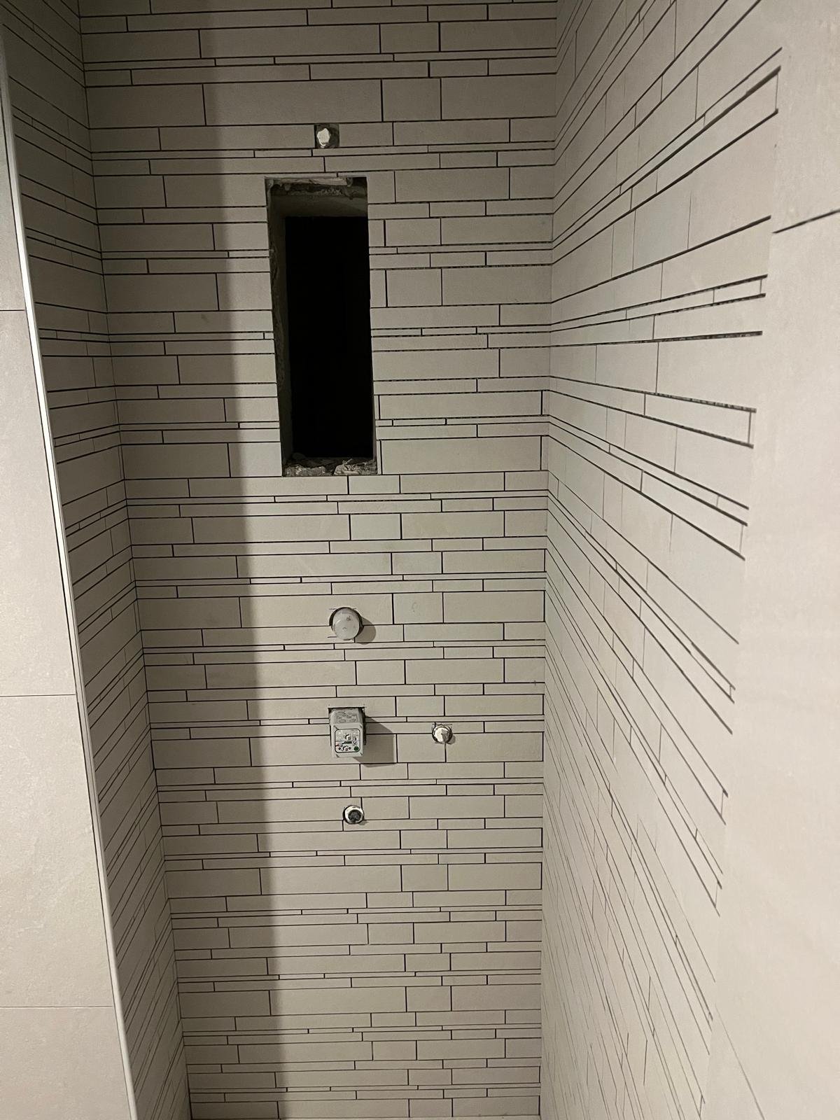 Dekoratif çizgili seramik ve şampuanlık nişi